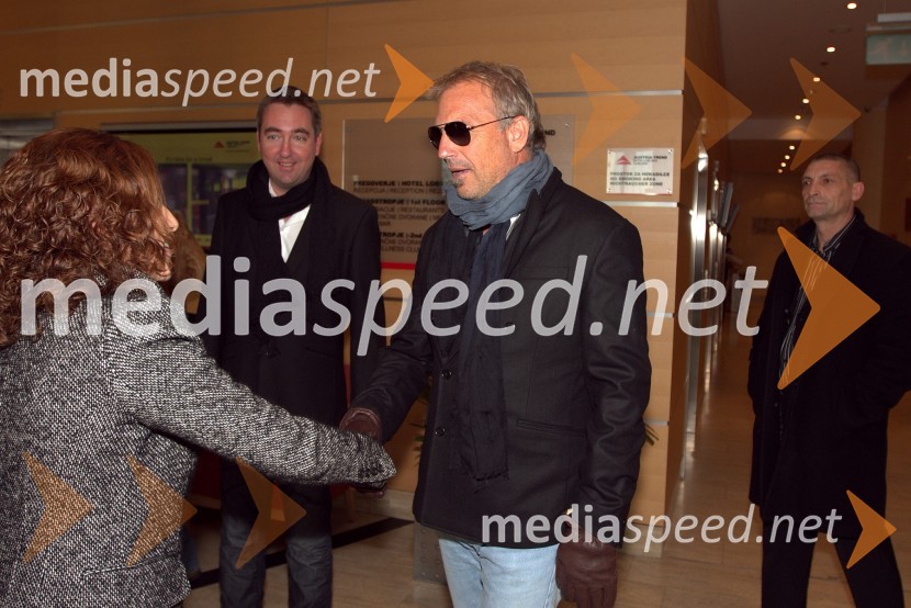 Mediaspeed Kevin Costner Odhaja Iz Hotela