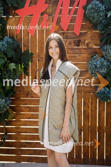  Tesa Jurjaševič, blogerka in stilistka revije GRAZIAH&M kolekcija za jesen in zimo 2021: uporabna in napredna z metropolitansko ostrino