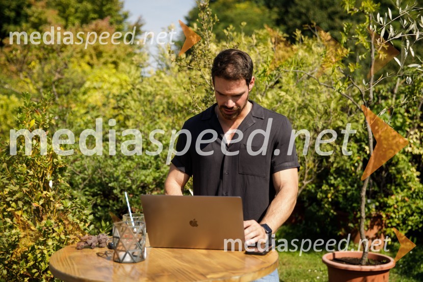  Matjaž Kumelj, pevec, manekenH&M kolekcija za jesen in zimo 2021: uporabna in napredna z metropolitansko ostrino