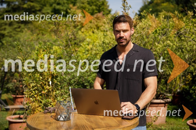  Matjaž Kumelj, pevec, manekenH&M kolekcija za jesen in zimo 2021: uporabna in napredna z metropolitansko ostrino