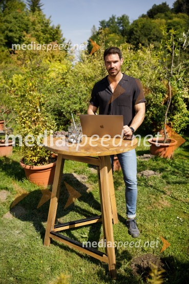  Matjaž Kumelj, pevec, manekenH&M kolekcija za jesen in zimo 2021: uporabna in napredna z metropolitansko ostrino