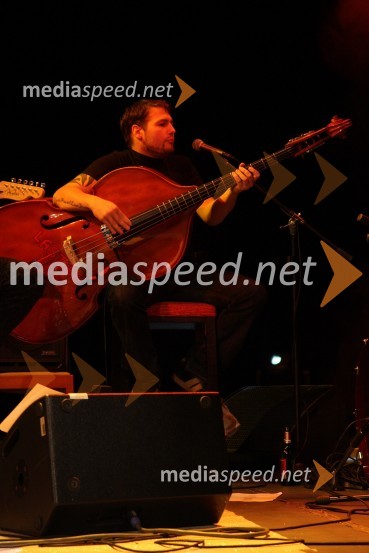 Anže Langus, kontrabasist med koncertomMagnifico, koncert v Mondu