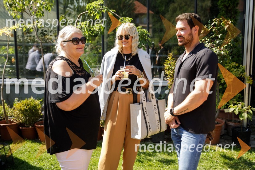  Tjaša  Kokalj Jerala, manekenka, voditeljica;  Matjaž Kumelj, pevec, manekenH&M kolekcija za jesen in zimo 2021: uporabna in napredna z metropolitansko ostrino