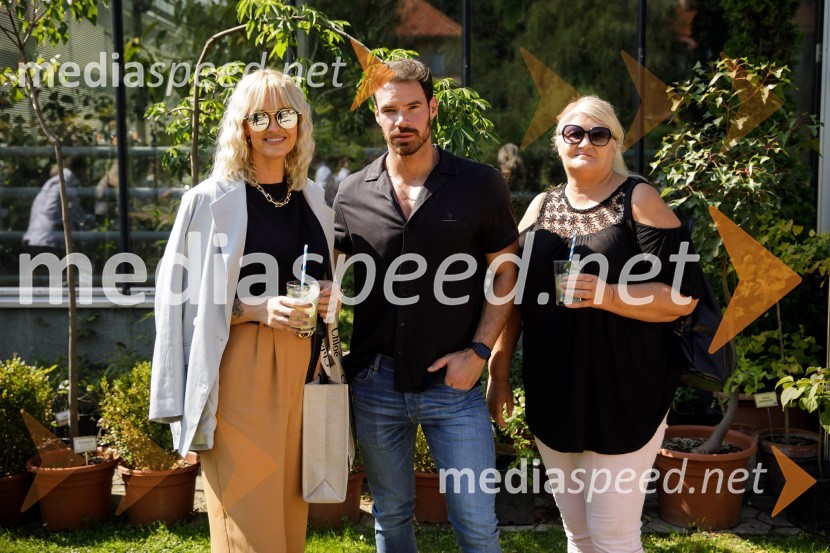  Tjaša  Kokalj Jerala, manekenka, voditeljica;  Matjaž Kumelj, pevec, maneken;  ... H&M kolekcija za jesen in zimo 2021: uporabna in napredna z metropolitansko ostrino