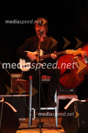 Robert Pešut Magnifico, glasbenik med koncertomMagnifico, koncert v Mondu