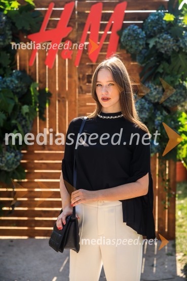  Neja  Krampl Mastnak, modna novinarka revije GraziaH&M kolekcija za jesen in zimo 2021: uporabna in napredna z metropolitansko ostrino