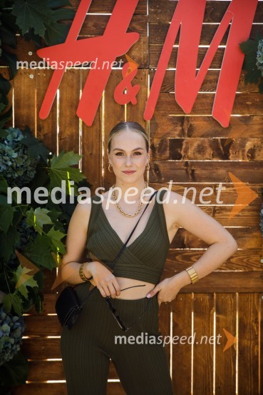  Melani Mekicar, radijska in televizijska voditeljicaH&M kolekcija za jesen in zimo 2021: uporabna in napredna z metropolitansko ostrino