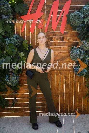  Melani Mekicar, radijska in televizijska voditeljicaH&M kolekcija za jesen in zimo 2021: uporabna in napredna z metropolitansko ostrino