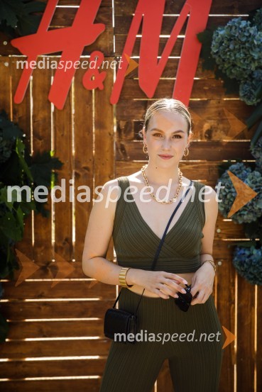  Melani Mekicar, radijska in televizijska voditeljicaH&M kolekcija za jesen in zimo 2021: uporabna in napredna z metropolitansko ostrino