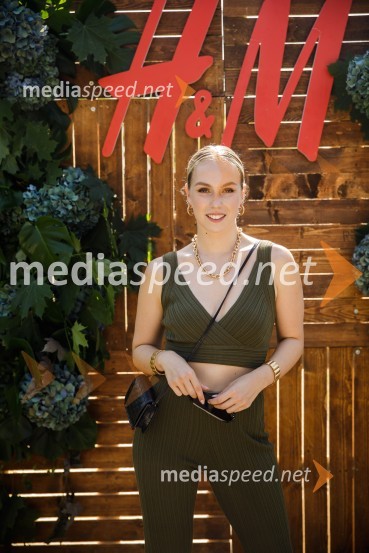  Melani Mekicar, radijska in televizijska voditeljicaH&M kolekcija za jesen in zimo 2021: uporabna in napredna z metropolitansko ostrino