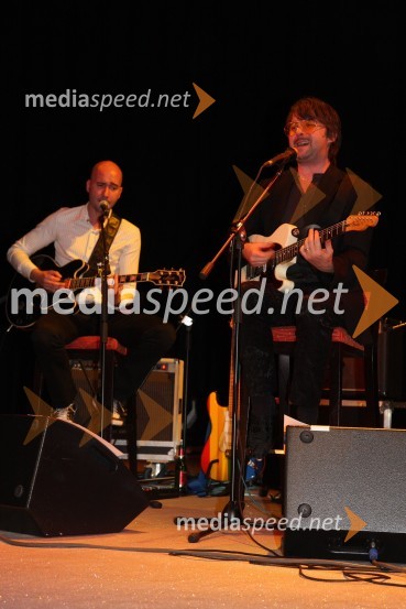 Robert Pikl, kitarist in Robert Pešut Magnifico, glasbenik med koncertomMagnifico, koncert v Mondu