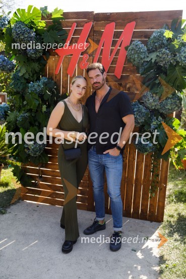  Melani Mekicar, radijska in televizijska voditeljica;  Matjaž Kumelj, pevec, manekenH&M kolekcija za jesen in zimo 2021: uporabna in napredna z metropolitansko ostrino