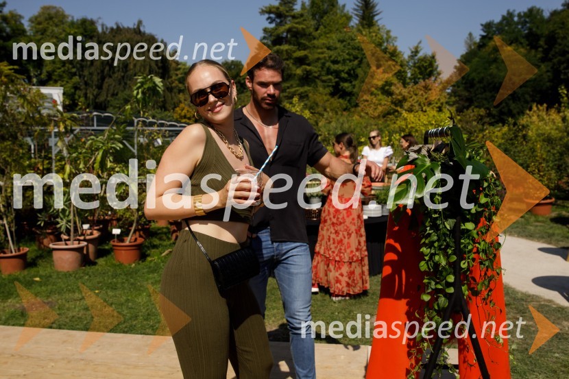  Melani Mekicar, radijska in televizijska voditeljica;  Matjaž Kumelj, pevec, manekenH&M kolekcija za jesen in zimo 2021: uporabna in napredna z metropolitansko ostrino