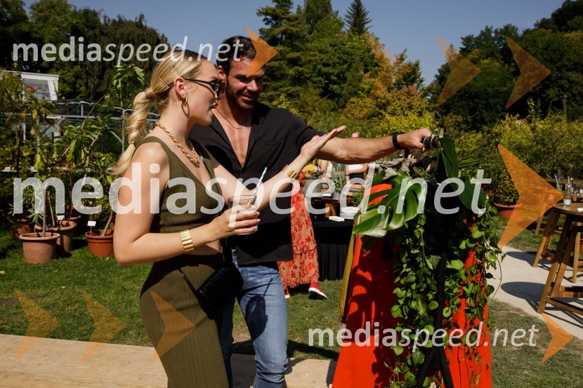  Melani Mekicar, radijska in televizijska voditeljica;  Matjaž Kumelj, pevec, manekenH&M kolekcija za jesen in zimo 2021: uporabna in napredna z metropolitansko ostrino