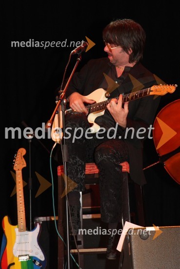 Robert Pešut Magnifico, glasbenik med koncertomMagnifico, koncert v Mondu