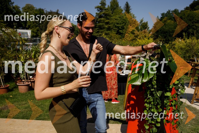  Melani Mekicar, radijska in televizijska voditeljica;  Matjaž Kumelj, pevec, manekenH&M kolekcija za jesen in zimo 2021: uporabna in napredna z metropolitansko ostrino