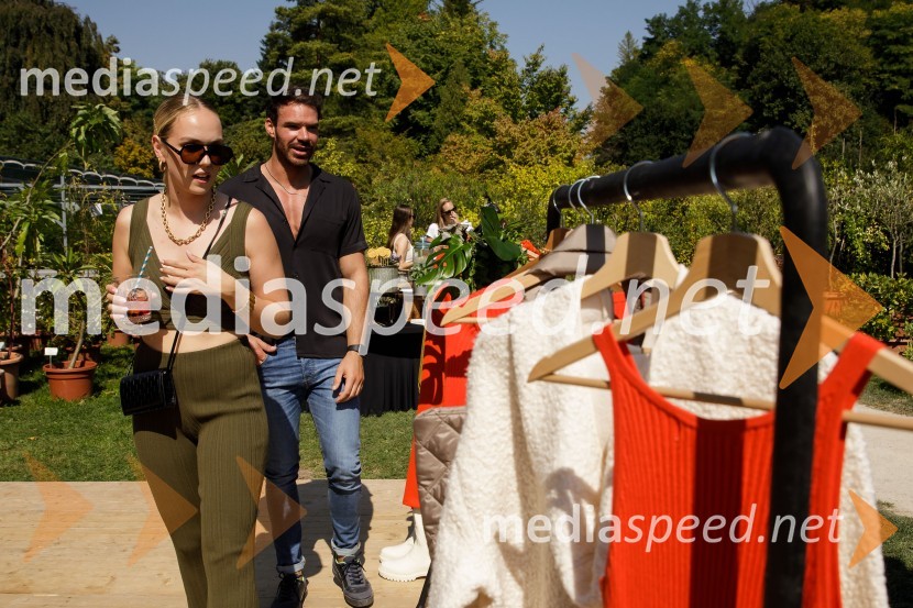  Melani Mekicar, radijska in televizijska voditeljica;  Matjaž Kumelj, pevec, manekenH&M kolekcija za jesen in zimo 2021: uporabna in napredna z metropolitansko ostrino