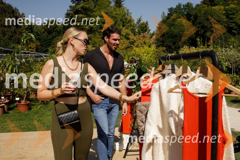  Melani Mekicar, radijska in televizijska voditeljica;  Matjaž Kumelj, pevec, manekenH&M kolekcija za jesen in zimo 2021: uporabna in napredna z metropolitansko ostrino