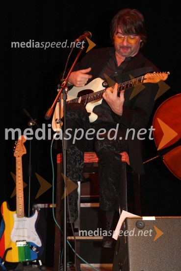 Robert Pešut Magnifico, glasbenik med koncertomMagnifico, koncert v Mondu