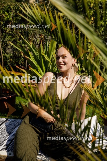  Melani Mekicar, radijska in televizijska voditeljicaH&M kolekcija za jesen in zimo 2021: uporabna in napredna z metropolitansko ostrino