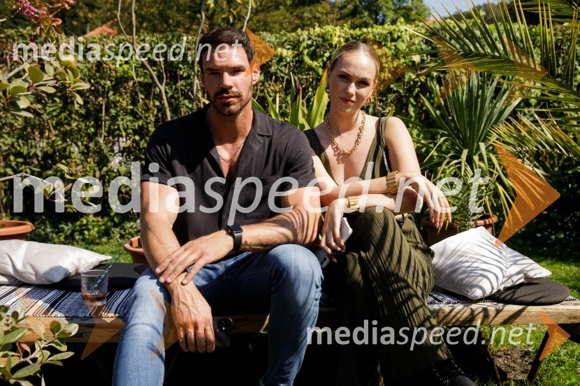  Matjaž Kumelj, pevec, maneken;  Melani Mekicar, radijska in televizijska voditeljicaH&M kolekcija za jesen in zimo 2021: uporabna in napredna z metropolitansko ostrino