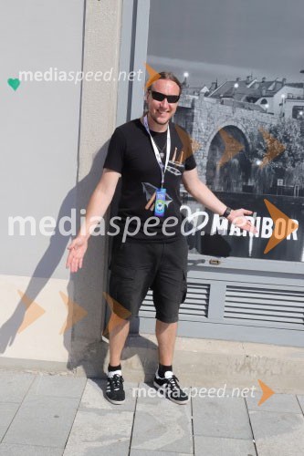  Marko Soršak-Soki, bobnar, skupina Elvis Jackson100 bobnarjev in Marko Soršak Soki na Glavnem trgu v Mariboru