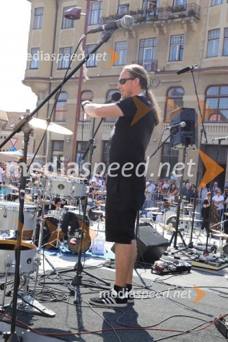  Marko Soršak-Soki, bobnar, skupina Elvis Jackson100 bobnarjev in Marko Soršak Soki na Glavnem trgu v Mariboru