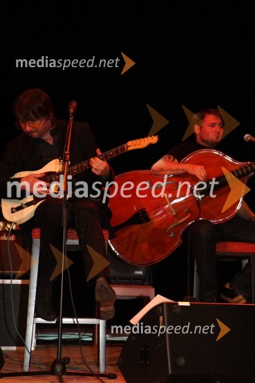Robert Pešut Magnifico, glasbenik in Anže Langus, kontrabasist med koncertomMagnifico, koncert v Mondu