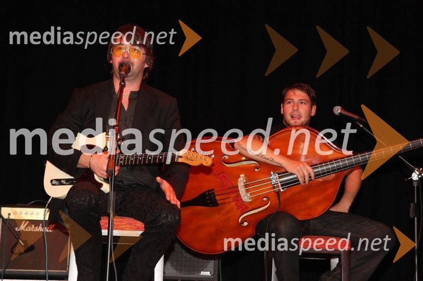 Robert Pešut Magnifico, glasbenik in Anže Langus, kontrabasist med koncertomMagnifico, koncert v Mondu