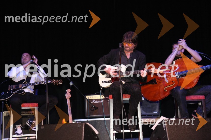 Robert Pikl, kitarist, Robert Pešut Magnifico, glasbenik in Anže Langus, kontrabasist med koncertomMagnifico, koncert v Mondu