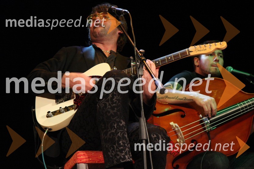 Robert Pešut Magnifico, glasbenik in Anže Langus, kontrabasist med koncertomMagnifico, koncert v Mondu
