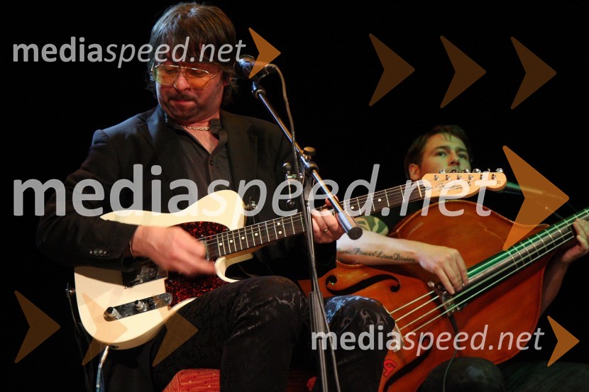 Robert Pešut Magnifico, glasbenik in Anže Langus, kontrabasist med koncertomMagnifico, koncert v Mondu