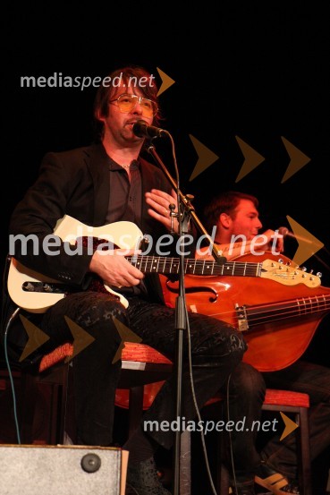 Robert Pešut Magnifico, glasbenik in Anže Langus, kontrabasist med koncertomMagnifico, koncert v Mondu