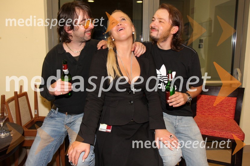 Robert Pešut Magnifico, glasbenik, Nika Marolt, organizatorka zabavnega programa v igralniško-zabaviščnem centru Mond in Aleksander Pešut - Schatzi, bobnarMagnifico, koncert v Mondu