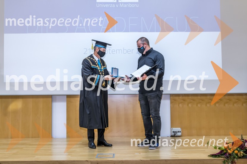 prof. dr. Zdravko Kačič, rektor Univerze v Mariboru;  Jan Lokar, plaketa Leona ŠtukljaSlovesnost ob Dnevu univerze Maribor