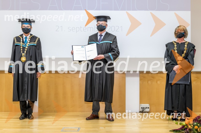 prof. dr. Zdravko Kačič, rektor Univerze v Mariboru;  dr. Roger Watson, častni doktor, Fakulteta za zdravstvene vede UM; dr. Klavdija  Čuček Trifkovič, Prodekanica za izobraževalno dejavnost, Fakulteta za zdravstvene vede UMSlovesnost ob Dnevu univerze Maribor