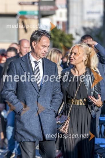  Tomislav  Čizmić, predsednik uprave, Mercator d.d.; dr. Jerneja Kastelic, direktorica sektorja za gospodarjenje z objekti in najemniki, Mercator d.d.Operna noč na Glavnem trgu Maribor