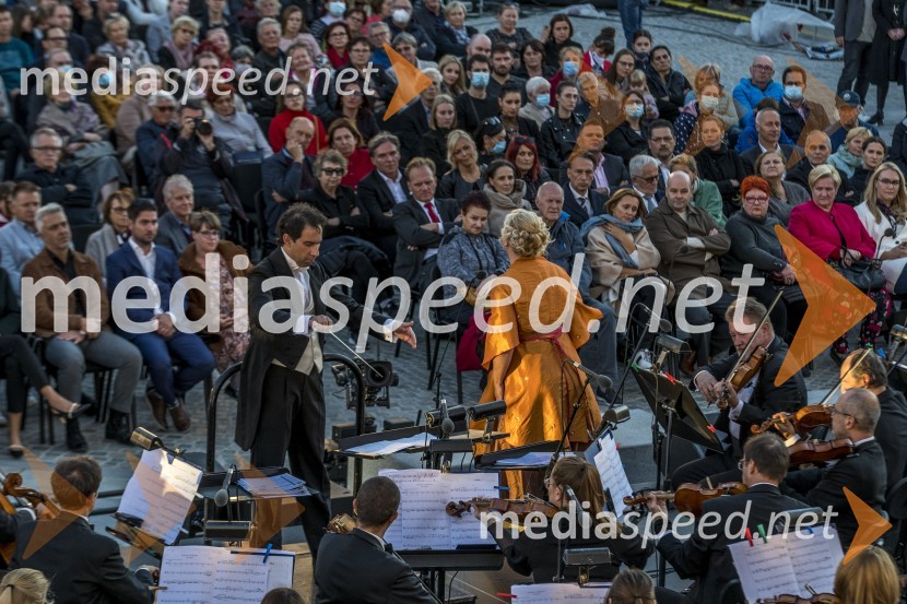  Simon Krečič, dirigent in pianistOperna noč na Glavnem trgu Maribor