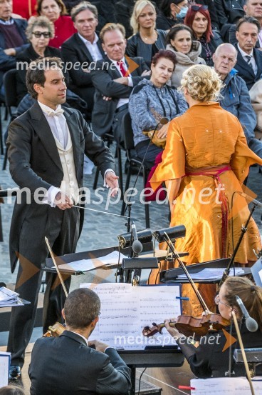  Simon Krečič, dirigent in pianistOperna noč na Glavnem trgu Maribor