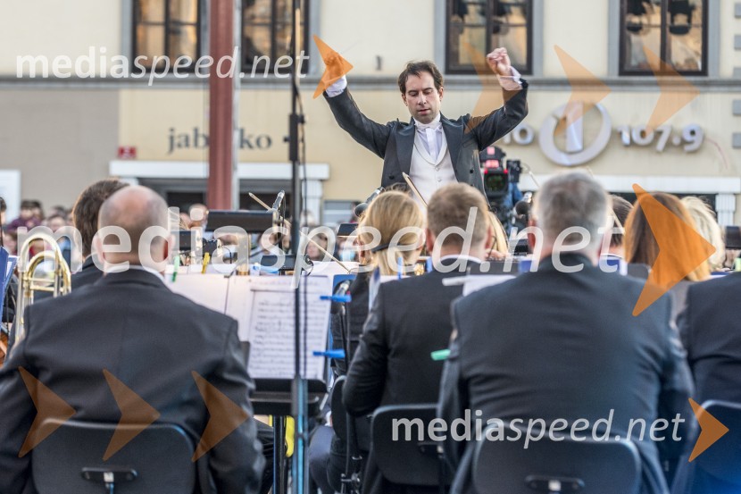 Simon Krečič, dirigent in pianistOperna noč na Glavnem trgu Maribor