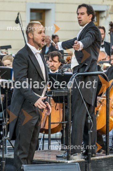  Martin Sušnik, operni solist;  Simon Krečič, dirigent in pianistOperna noč na Glavnem trgu Maribor