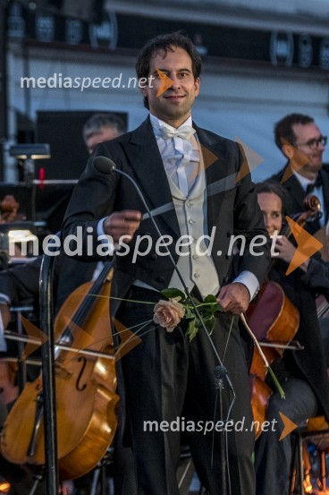  Simon Krečič, dirigent in pianistOperna noč na Glavnem trgu Maribor