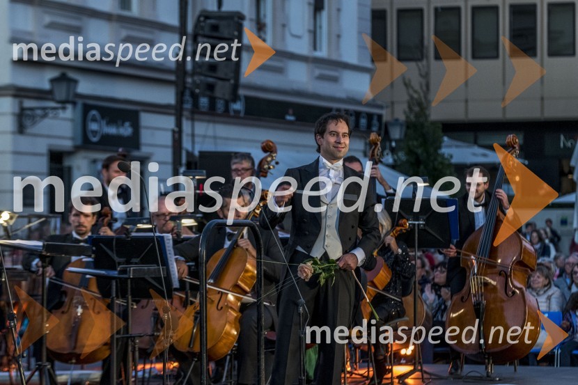  Simon Krečič, dirigent in pianistOperna noč na Glavnem trgu Maribor