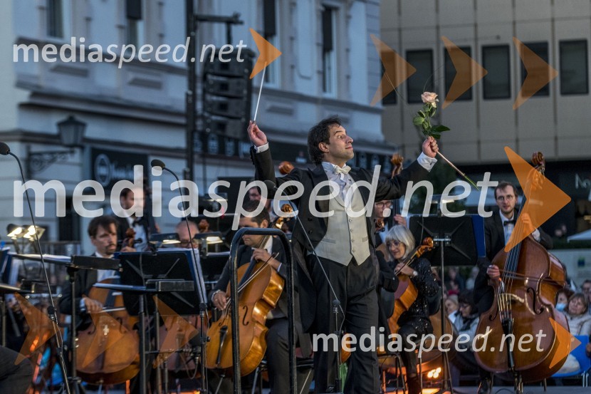  Simon Krečič, dirigent in pianistOperna noč na Glavnem trgu Maribor