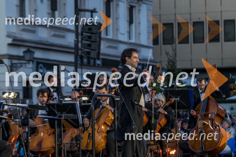  Simon Krečič, dirigent in pianistOperna noč na Glavnem trgu Maribor