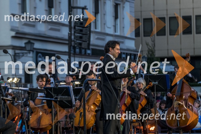  Simon Krečič, dirigent in pianistOperna noč na Glavnem trgu Maribor