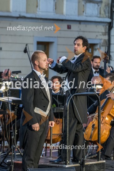  Martin Sušnik, operni solist;  Simon Krečič, dirigent in pianistOperna noč na Glavnem trgu Maribor