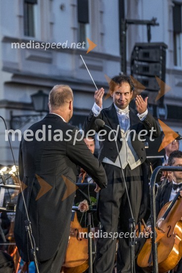  Simon Krečič, dirigent in pianistOperna noč na Glavnem trgu Maribor