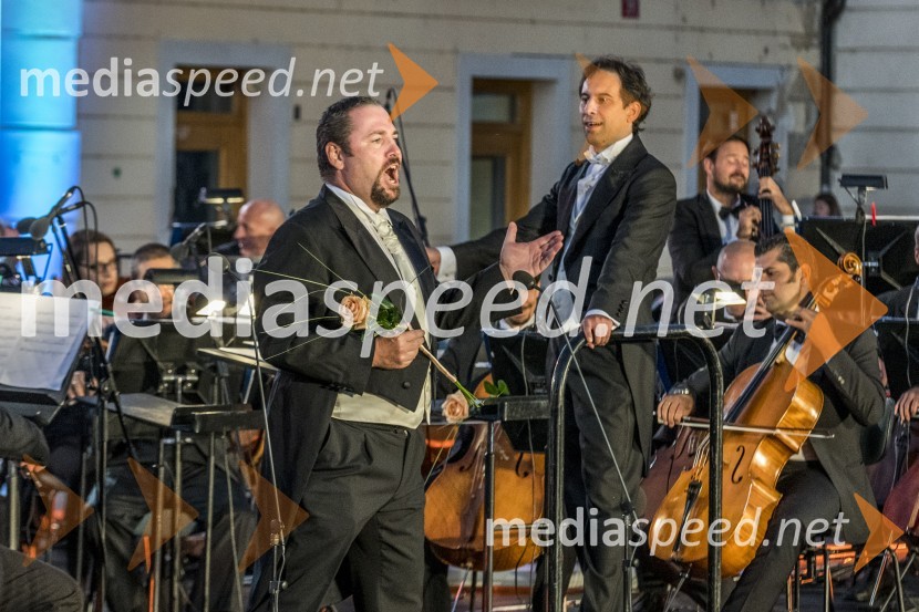 Jaki Jurgec, operni solist;  Simon Krečič, dirigent in pianistOperna noč na Glavnem trgu Maribor