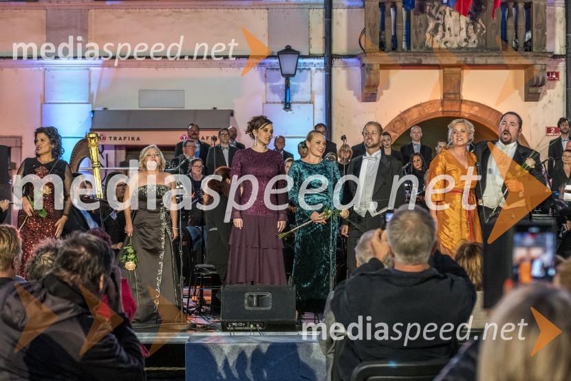  Valentina Čuden, operna pevka;  Sabina  Cvilak, operna pevkaOperna noč na Glavnem trgu Maribor